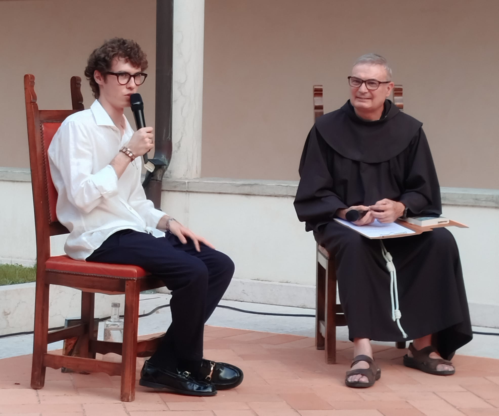 Momento dell'incontro nel chiostro