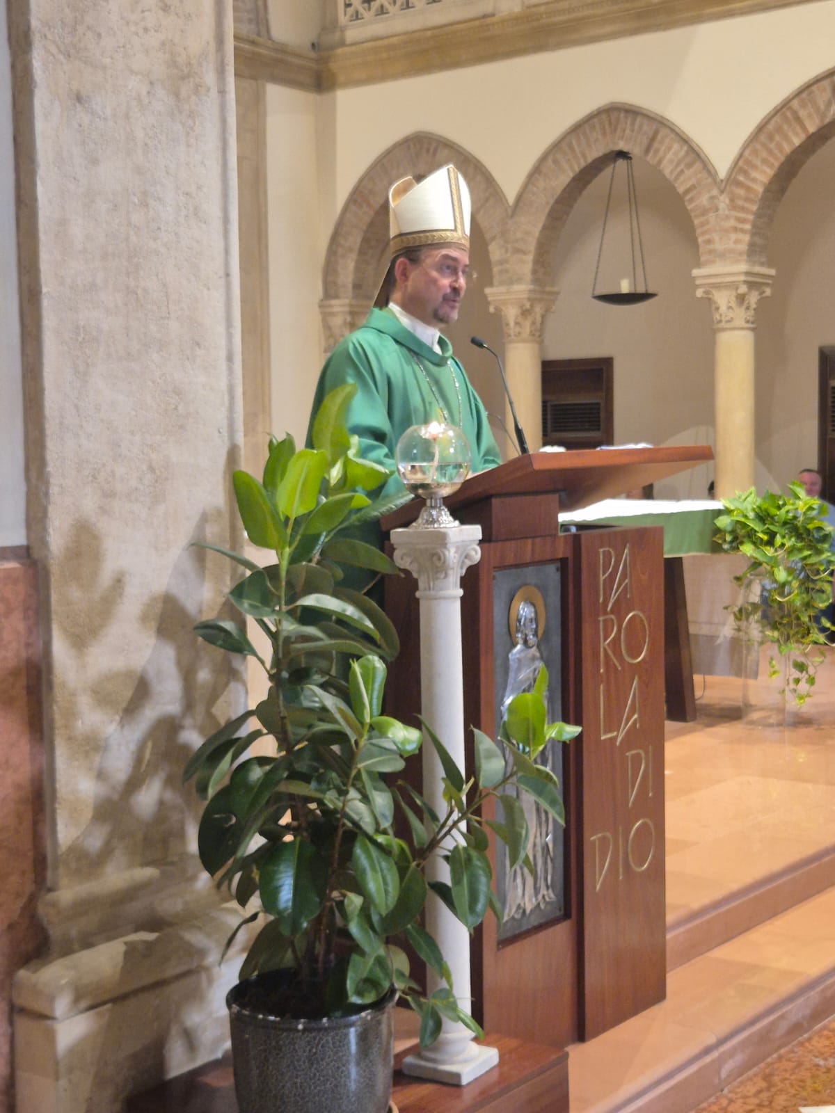 Momento liturgico e candele accese durante la festa della Porziuncola