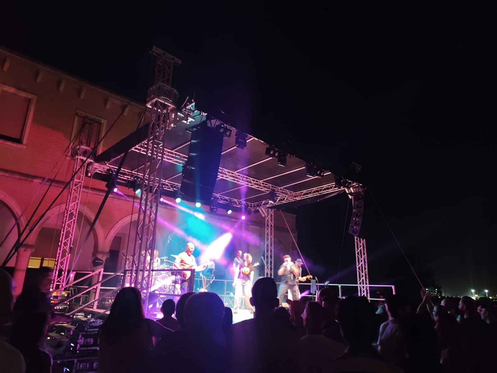 Piazzale pieno durante il concerto de I Reale
